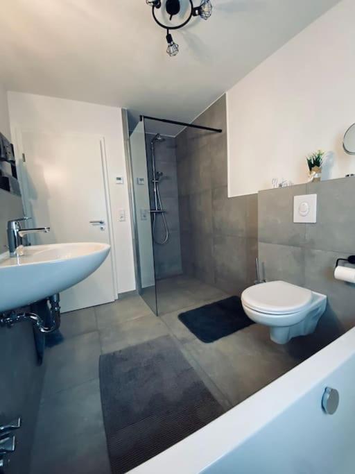 Grosse Moderne Ferienwohnung Auch Als Monteur Unterkunft Nutzbar, In Stolberg - Vicht Dış mekan fotoğraf